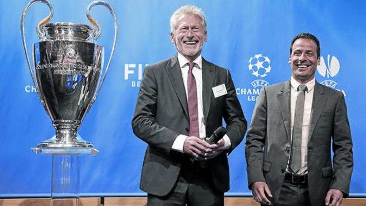 Paul Breitner y Ludovic Giuly fueron los exjugadores representantes  del Bayern y el Barça ayer.