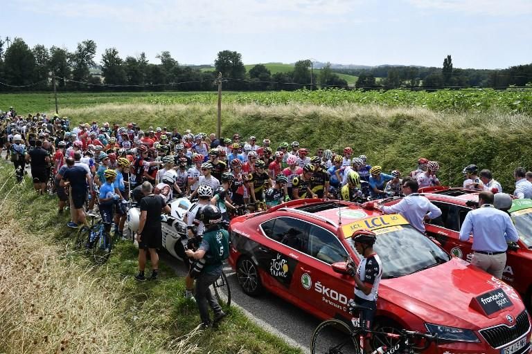 Arrojan gas lacrimógeno al pelotón del Tour de Francia