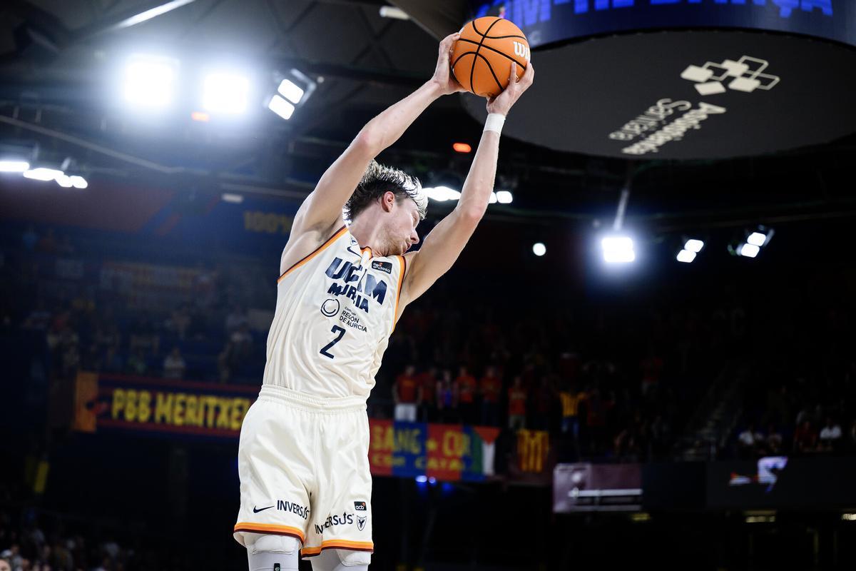 Sander Raieste, del UCAM Murcia, atrapando un rebote frente al Barça en el play off de la ACB.