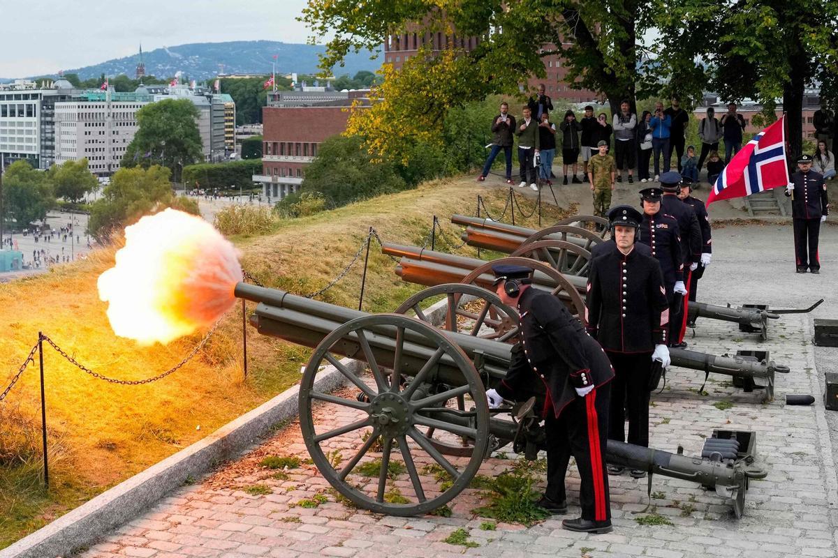 The Norwegian Armed Forces honor King Harald V with a funeral salute of 21 shots fired at 30-second intervals from Akershus Fortress at 12 noon in Oslo on August 28, 2026. King Harald V of Norway, who died on August 28, 2026 aged 89, remained a unifying figure in his country until the very end, a pillar of stability amid a string of family scandals that tarnished the final years of his reign. (Photo by Fredrik Varfjell / NTB / AFP) / Norway OUT / ALTERNATIVE CROP. Norway OUT / ALTERNATIVE CROP