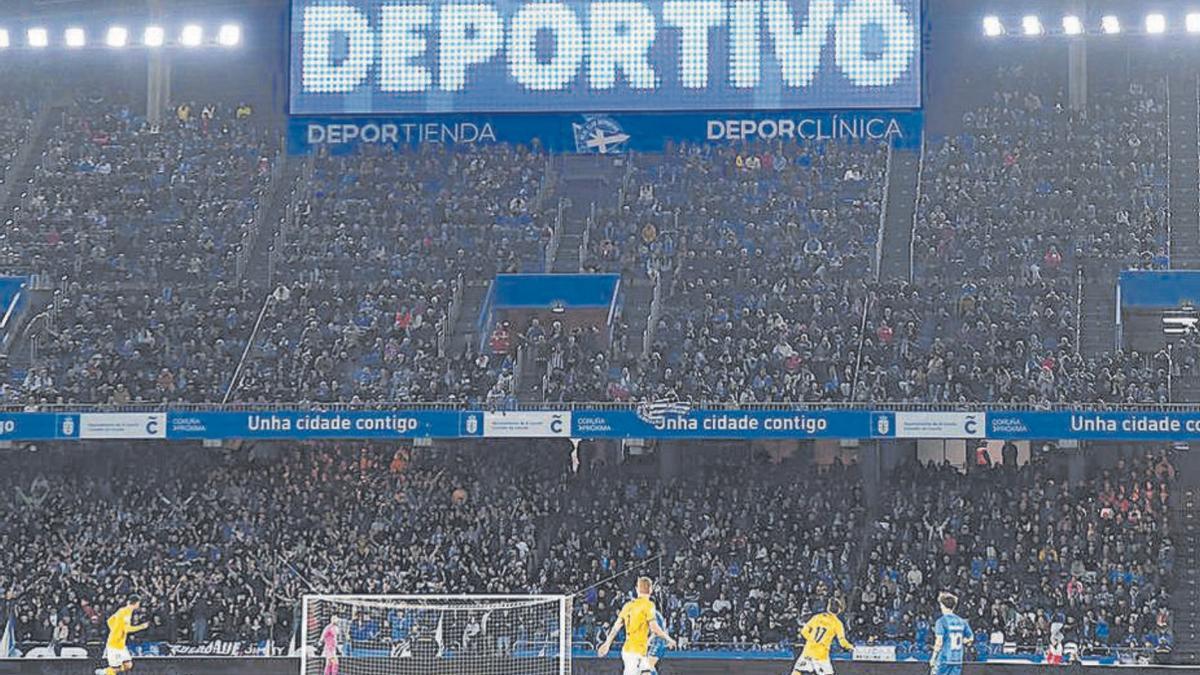 Público en la grada de Marathón de Riazor.