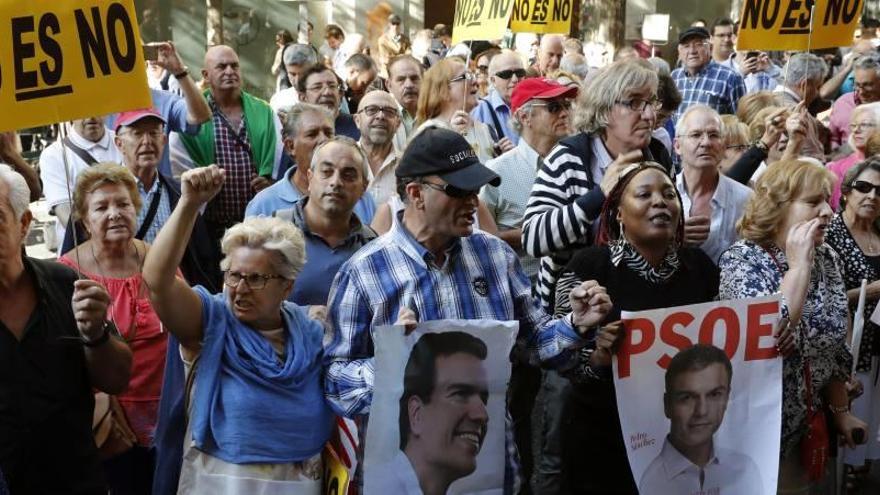 Los militantes del PSOE ante las puertas de Ferraz tenían muy claro sus preferencias.