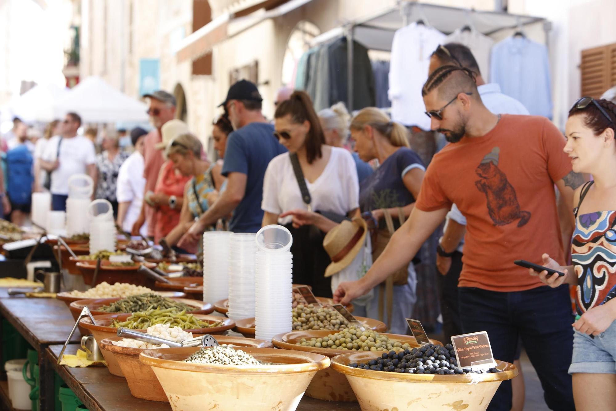 Immer mittwochs und samstags: Bilder vom bunten Treiben auf dem Wochenmarkt in Santanyí