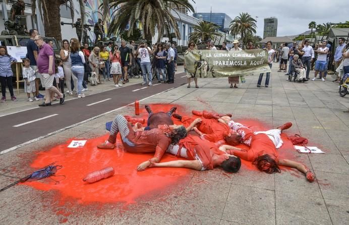 LAS PALMAS DE GRAN CANARIA A 03/06/2017.Protesta de activistas por el Día de las Fuerzas Armadas en Plaza de las Islas Canarias. FOTO: J.PÉREZ CURBELO