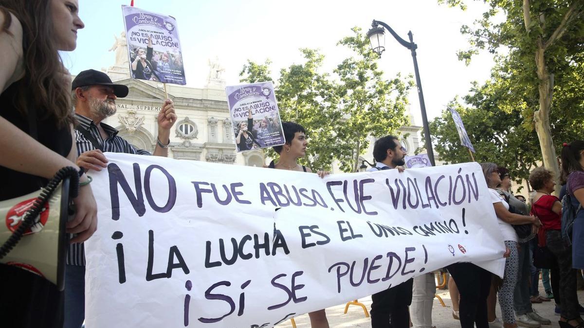 Concentración frente al Tribunal Supremo tras conocerse la sentencia de La Manada