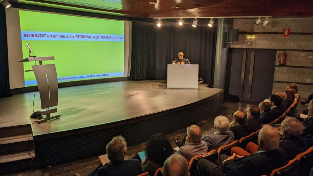 Josep Acebillo durant la xerrada a l’auditori de la Plana