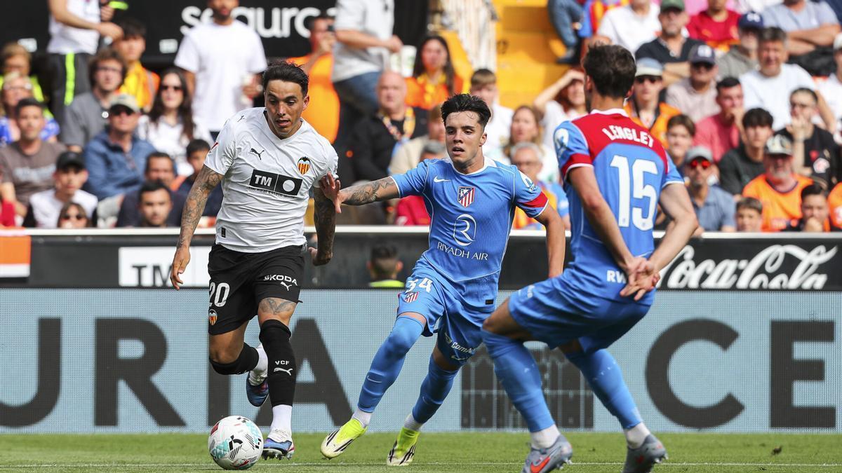 ¡La afición del Valencia protesta a la salida de Mestalla!