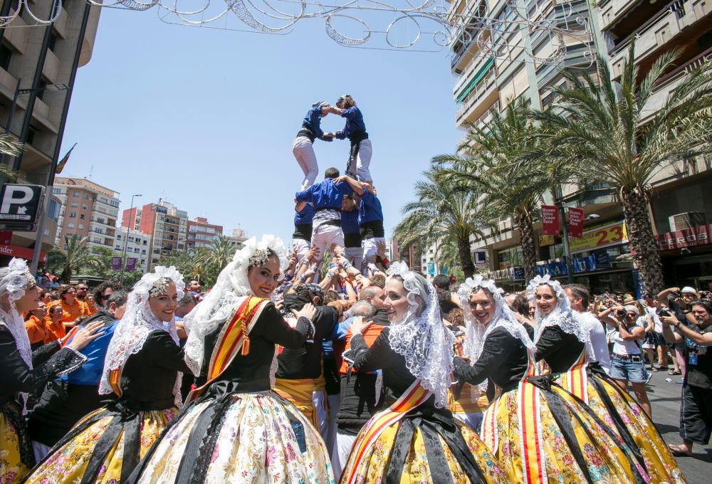 Las torres humanas construídas esta mañana en Alicante han logrado sorprender al público y crear un ambiente tradicional.