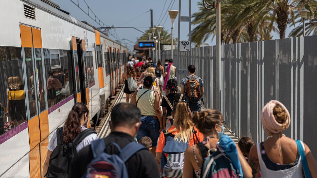 Viajeros de la R1, en la estación de Montgat, en julio de 2021