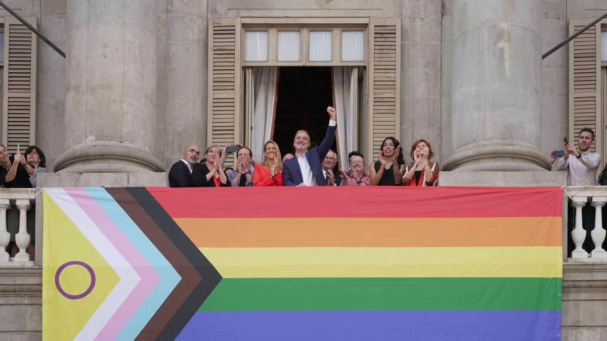 El alcalde de Barcelona, Jaume Collboni, en el consistorio con la bandera LGTBI.