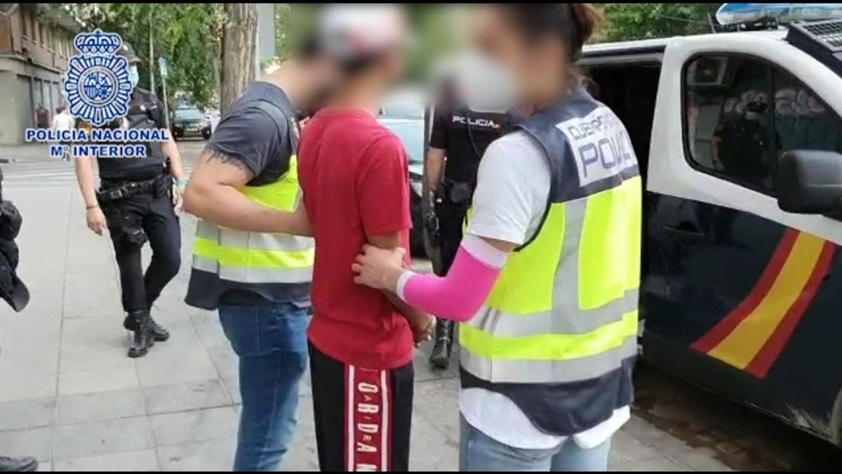 Policías al detener a miembros de uno de los 'coros' de los DDP más violentos y activos en Madrid