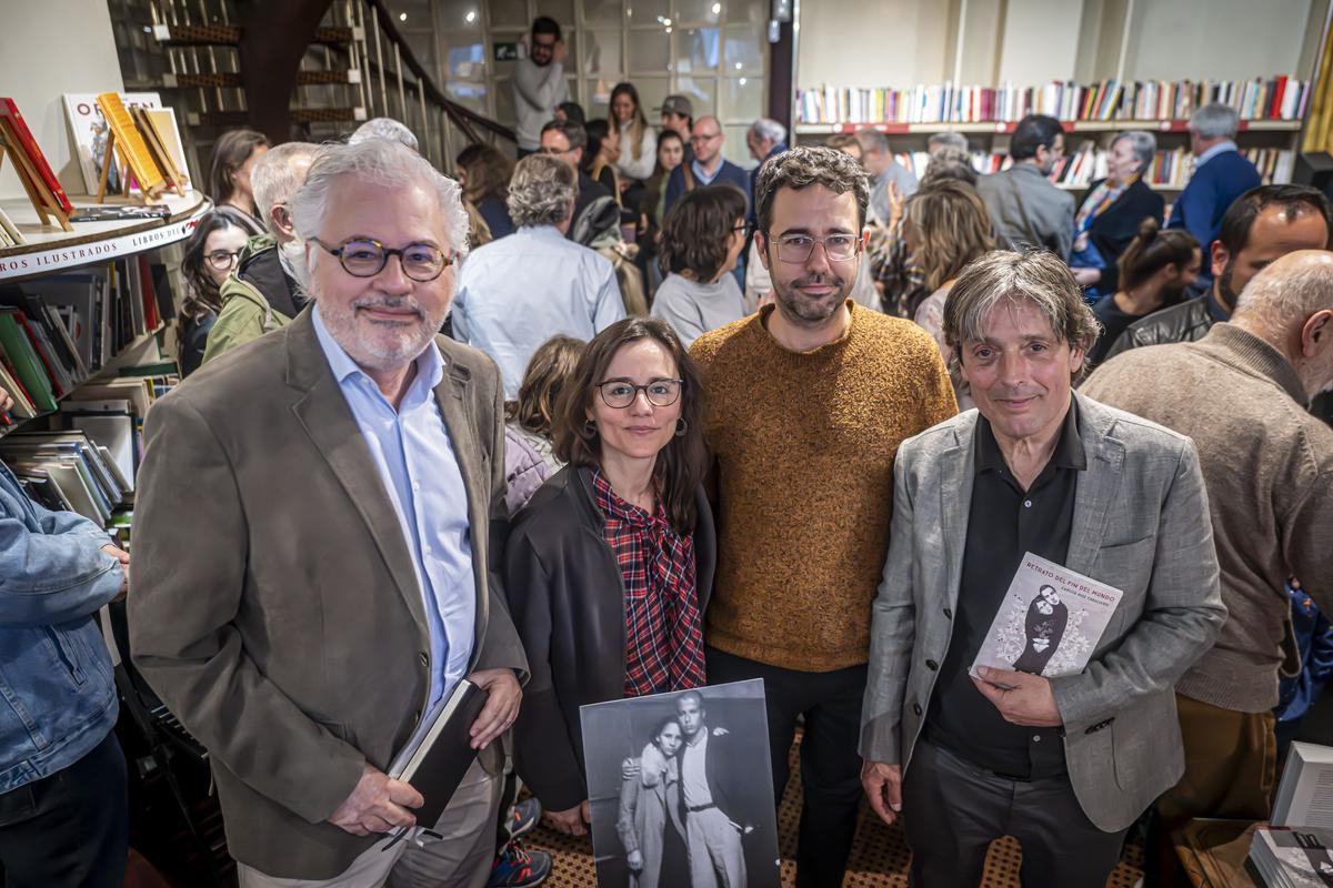 Presentación del libro de Carlos Ruiz Caballero, 'Retrato del fin del mundo', con Álex Sàlmon, Manu Guedán e Idoia Moll.