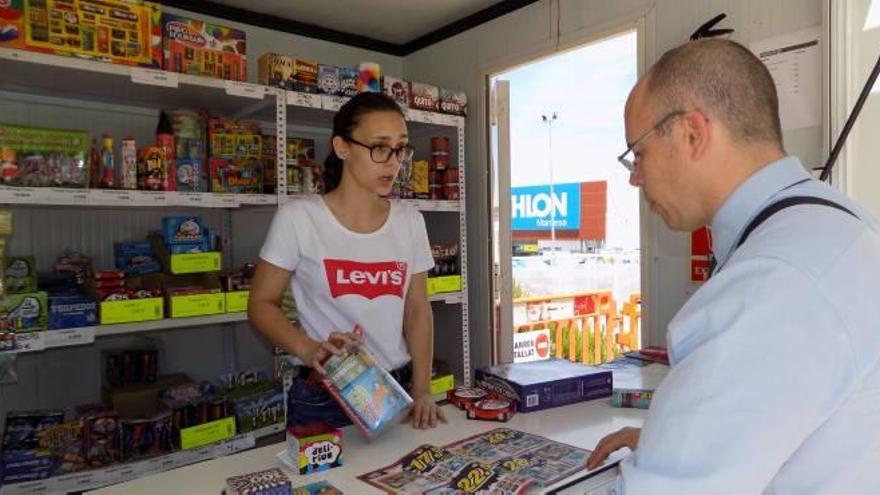 Un client, ahir, en una paradeta de venda de petards, homologada, al polígon dels Trullols de Manresa