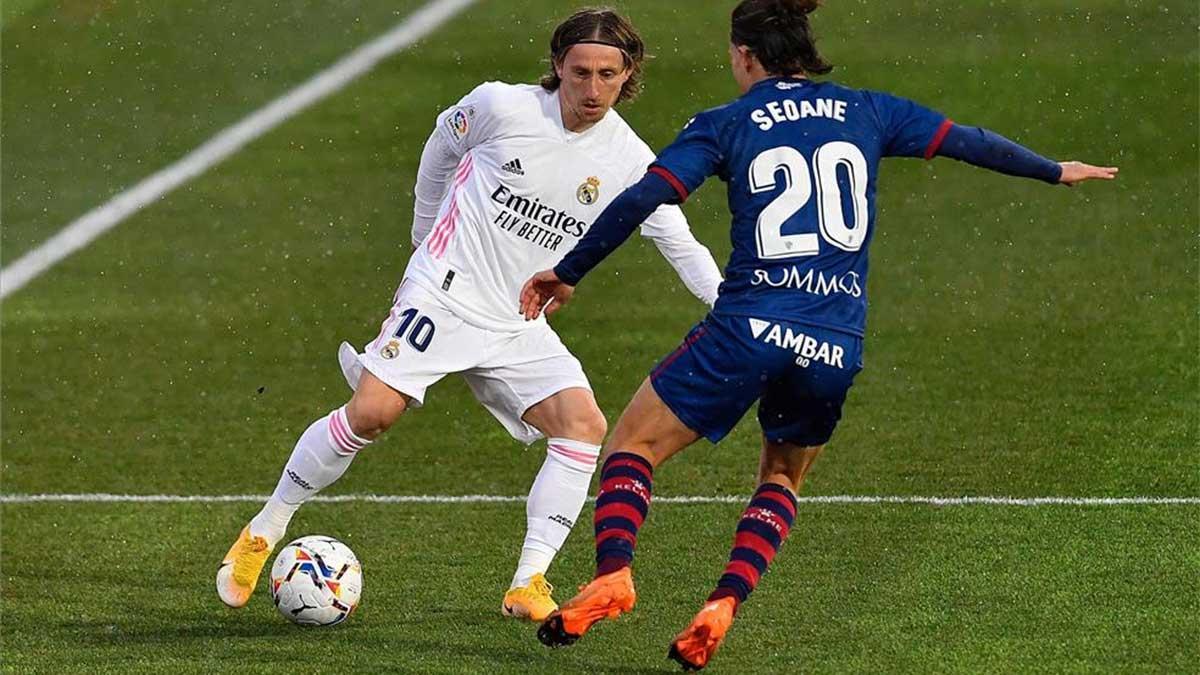 Modric, durante el partido ante el Huesca