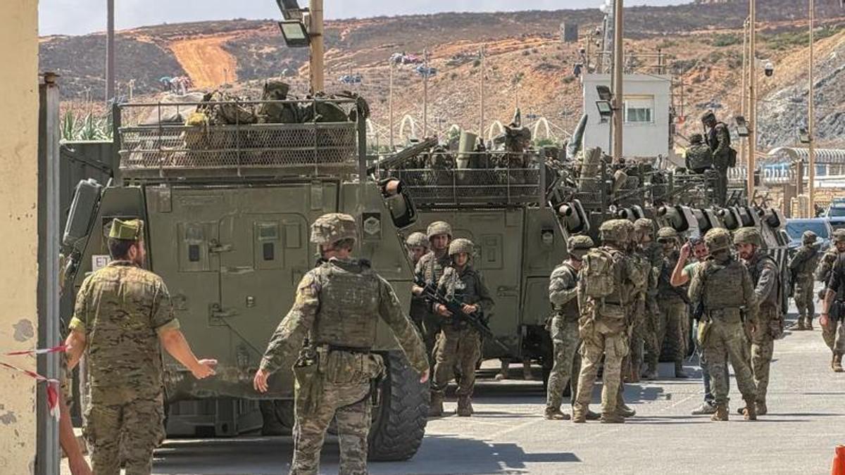 Soldados de la Legión se preparan para salir de patrulla en Ceuta. Reduan EFE