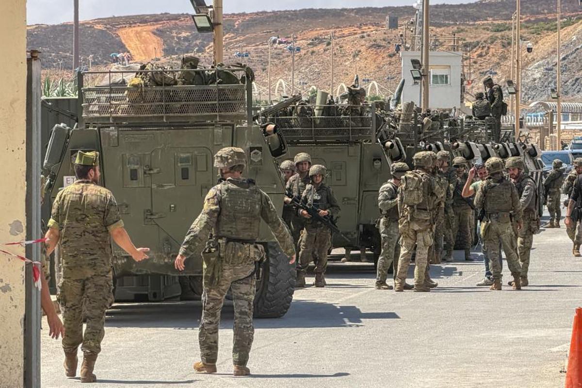 Soldados de la Legión se preparan para salir de patrulla en Ceuta. Reduan EFE