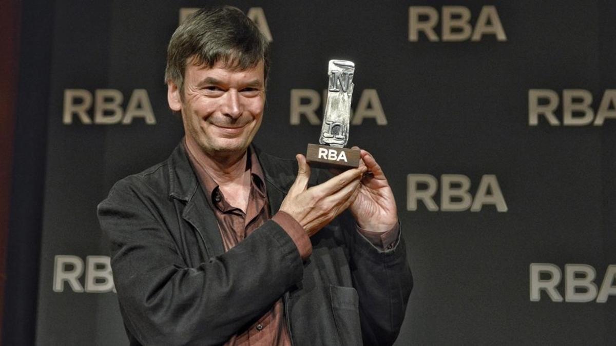 Ian Rankin, con el premio RBA de novela negra, este jueves en Barcelona.