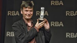 Ian Rankin, con el premio RBA de novela negra, este jueves en Barcelona. 
