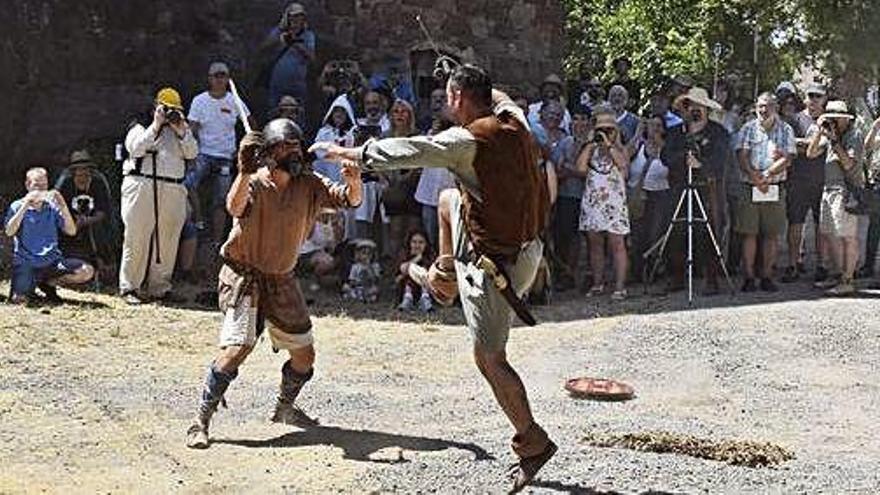 Una de les escenificacions de les lluites, amb dos guerrers amb espasa, de l&#039;època medieval tot i les altes temperatures