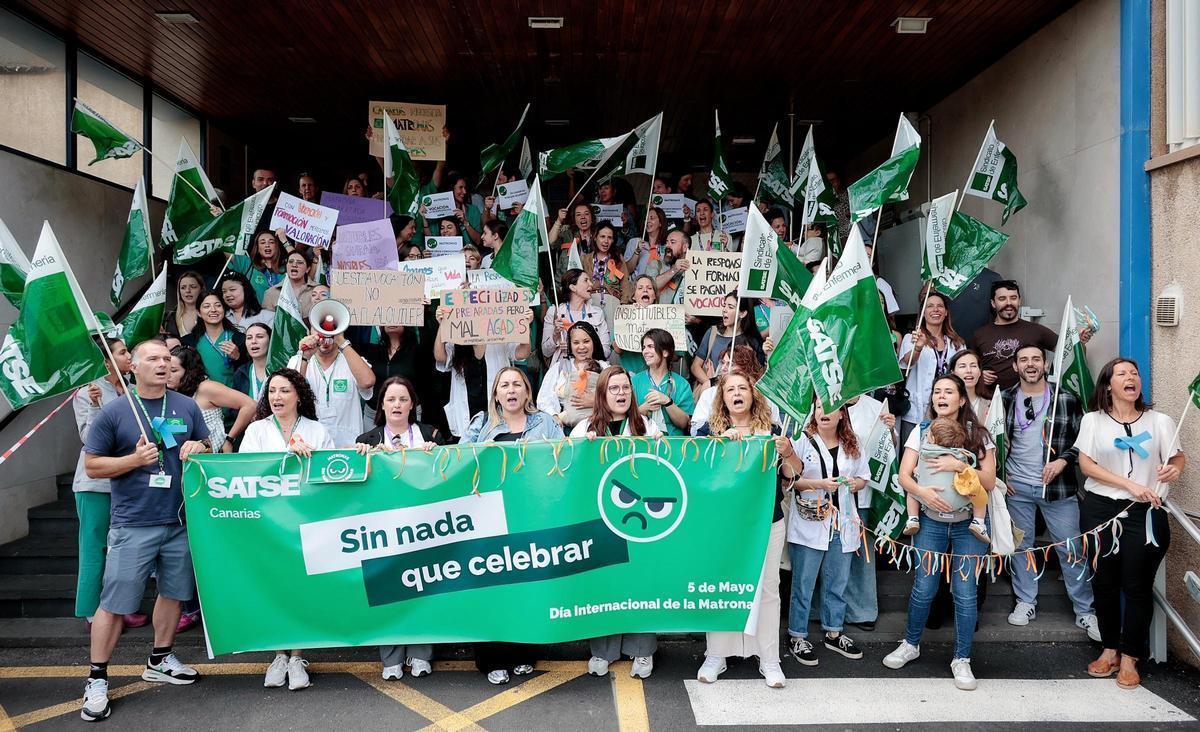 Concentración de matronas en el Hospital La Candelaria bajo el lema 'Nada que celebrar' Concentración de matronas en el Hospital La Candelaria bajo el lema 'Nada que celebrar'