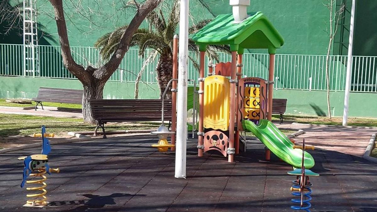 El parque infantil ubicado en la avenida del Mar será uno de los que se mejorarán en Orpesa.