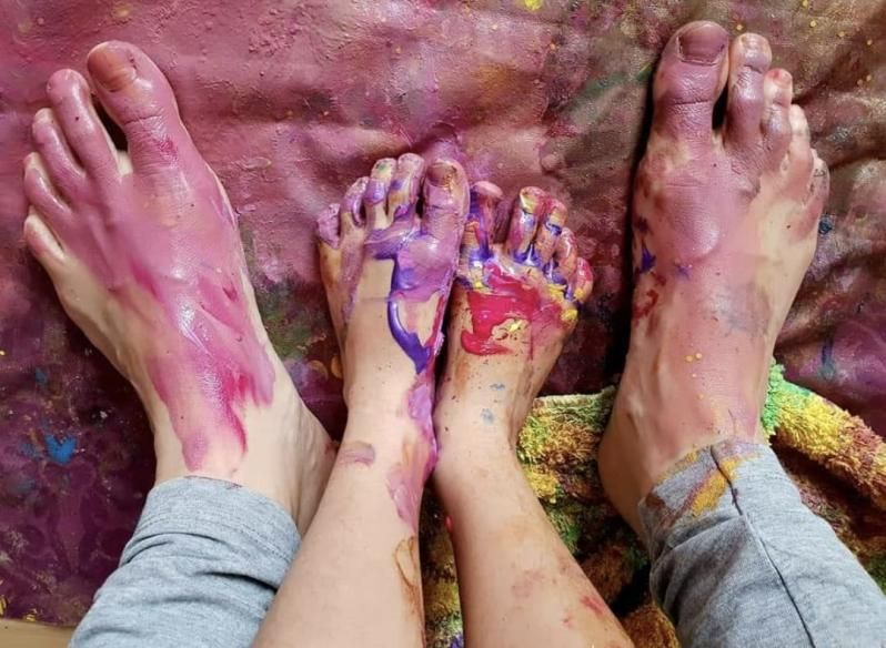 Los pies de Abril y los de su padre, cubiertos de pintura.