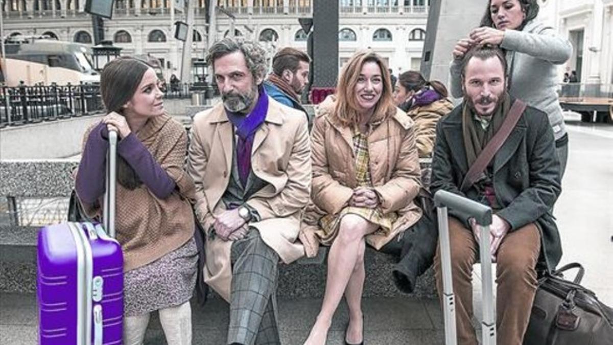 Núria Gago, Ernesto Alterio, Lola Dueñas y Rubén Ochandiano, entre escena y escena del rodaje de 'Incidencias', ayer en la Estació de França.