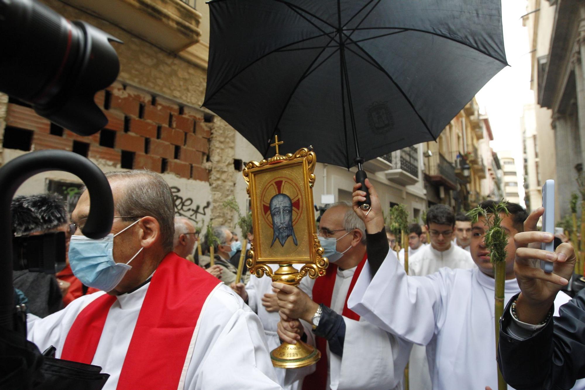 Miles de alicantinos acompañan a la Santa Faz en su peregrinación pese a la lluvia