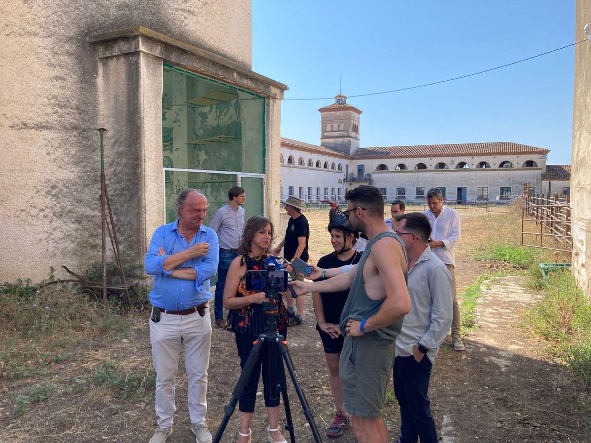 El secretari de Transició Ecològica i la consellera de Sostenibilitat i Medi Ambient de la Junta d'Andalusia durant la visita a Torre Monrau.