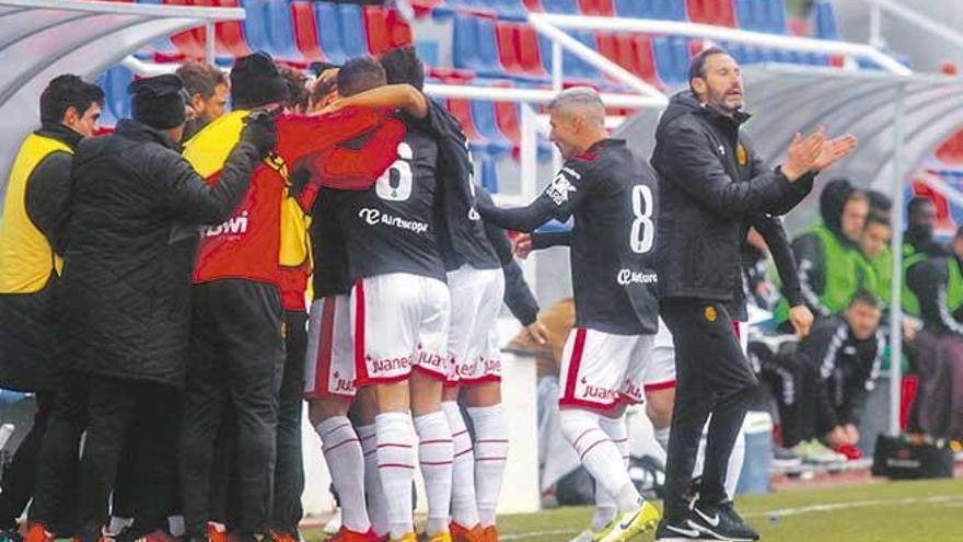 Vicente Moreno, técnico del Real Mallorca, no descansa ni cuando su equipo celebra un tanto en el banquillo.