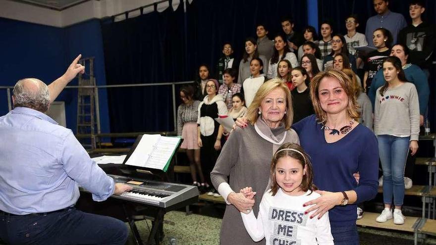 Teresa, del coro &quot;Gepetto&quot;; Elena, del sénior; y Marta, del &quot;Peques&quot;, con el director de la Coral Casablanca, Óscar Villar, y la agrupación juvenil, al fondo. // Marta G. Brea