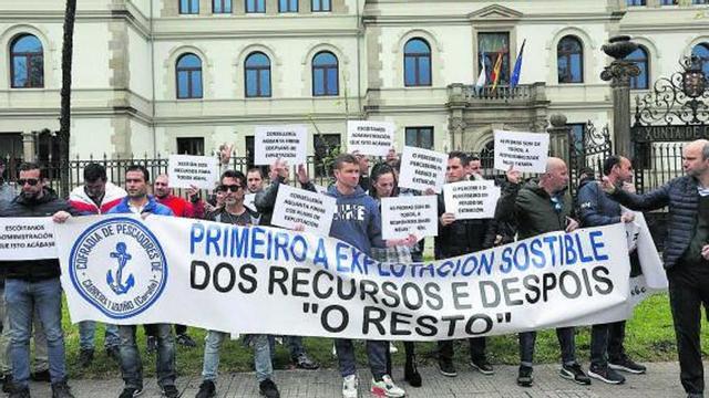 Diferentes momentos de la concentración protagonizada por las “cofradías del percebe” en San Caetano. | // XOÁN ÁLVAREZ
