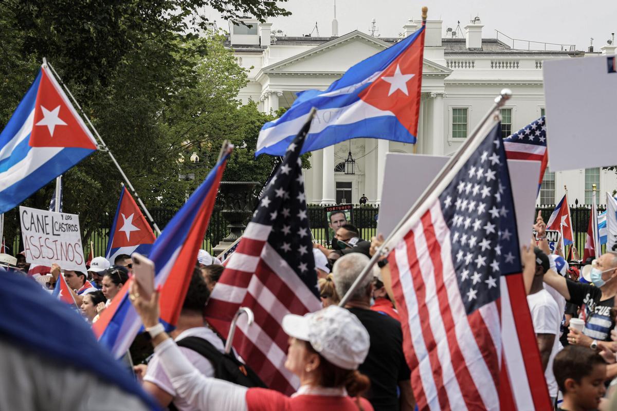 Los cubanos se concentran frente a la Casa Blanca para exigir al presidente estadounidense Joe Biden que preste ayuda humanitaria a su país e intervenga en Cuba, durante una manifestación contra el Gobierno cubano