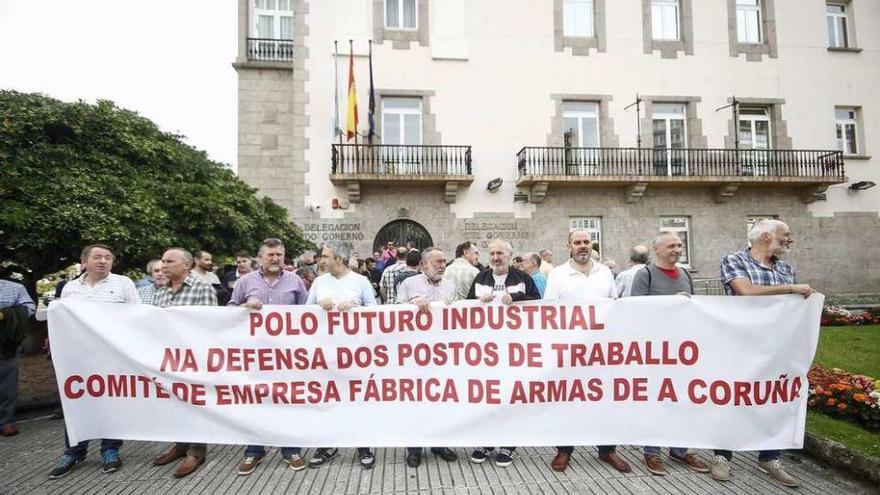 Extrabajadores de la fábrica de armas en la concentración de ayer frente a la Delegación del Gobierno.