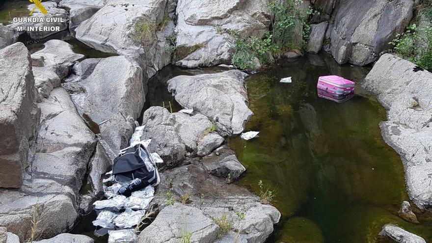 Les maletes amb la droga que el conductor va llançar daltabaix del pont