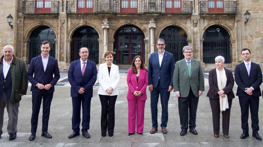 Inés Rey, en el medio, en la reunión en Gijón. | LOC