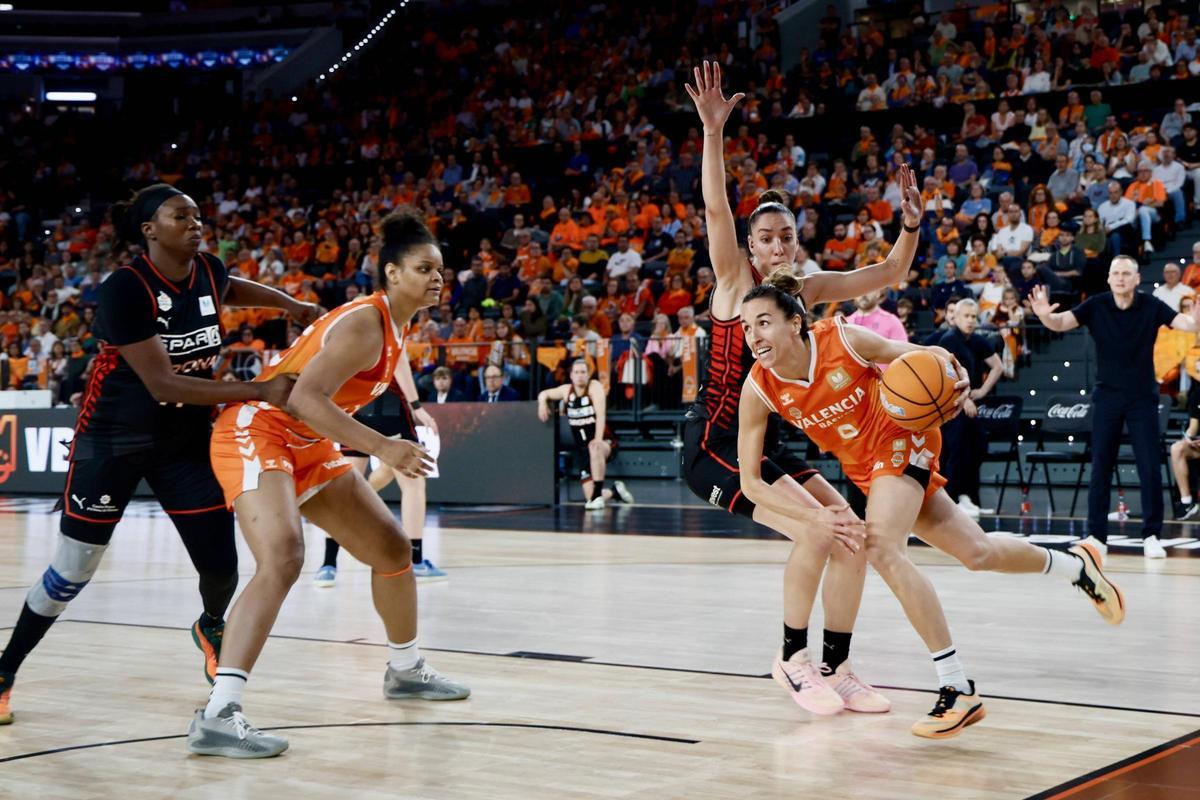 Queralt Casas y Khaalia Hillsman, en el primer partido de la semifinal contra el Spar Girona en el Roig Arena.
