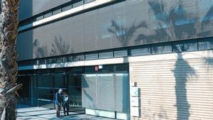 Façana del nou ambulatori de la Via Augusta, 366, que substitueix el que hi havia al carrer de Bonaplata.