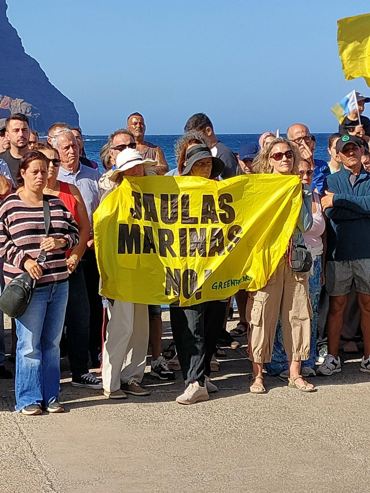 Manifestación en La Aldea de San Nicolás en contra de las jaulas marinas