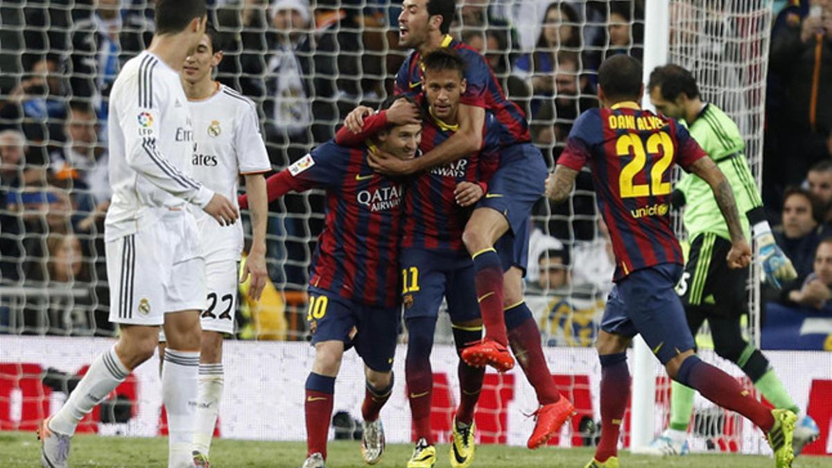 Los jugadores del Barça celebran uno de los goles de Leo Messi en el último clásico del Bernabéu (3-4)