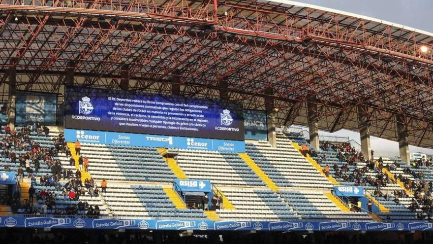 Parte de la grada de Pabellón Superior, cerrada durante el partido contra Las Palmas.