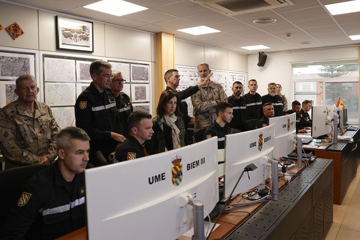 Felipe VI visita las unidades militares desplegadas en Valencia a consecuencia de la DANA