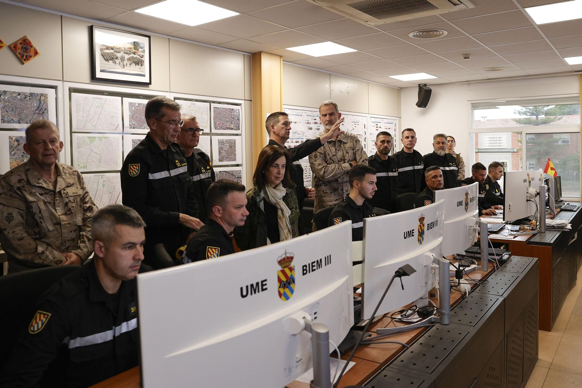 Felipe VI visita las unidades militares desplegadas en Valencia a consecuencia de la DANA