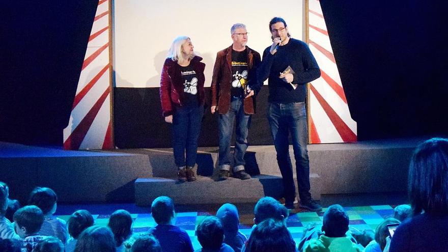 Mariola Ponce y Vicent Ortolà, de Teatres de la Llum, junto a Guillermo Sampedro