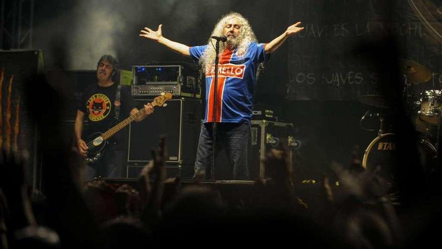 Yosi luce la primera camiseta de la UD Ourense en un concierto. // Brais Lorenzo