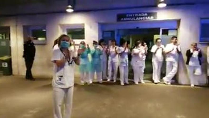 Los sanitarios del Hospital Valle del Nalón reciben emocionados el homenaje de Policía y Guardia Civil