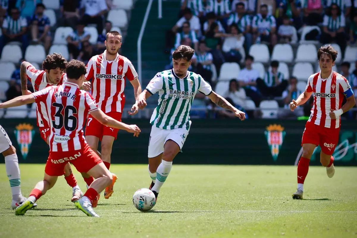 Kevin Medina durante el encuentro entre el Córdoba CF y el Sporting de Gijón.