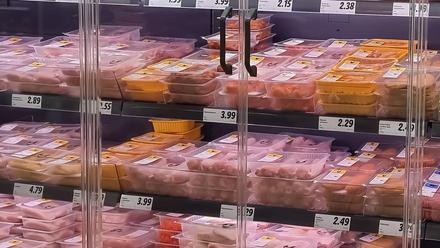 Bandejas de carne en un supermercado.