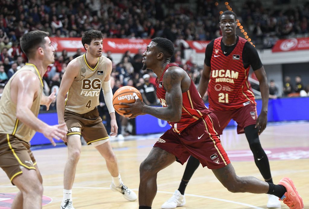 Todas las imágenes del partido del UCAM Murcia contra el Bàsquet Girona