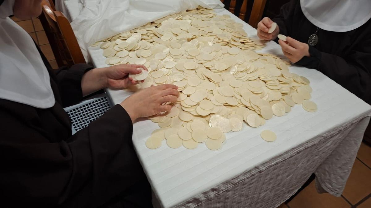 Así se elaboran las hostias para la misa del papa León XIV en Tenerife